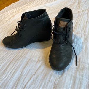 Toms Lack Desert Wedge Booties
